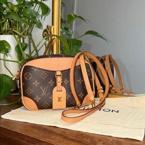 Louis Vuitton DEAUVILLE Monogram Crossbody Bag